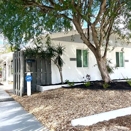 Stylish & Cozy Escape Near The Beach- Free Parking, Backyard, Private, Bbq
